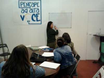 Le ragazze del doposcuola durante i compiti di inglese